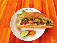 BÁNH MÌ HEO QUAY 20K