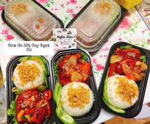 Cơm trắng gà miếng sốt chua ngọt + canh kim chi kèm hoa quả.