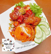 Cơm gà miếng sốt chua ngọt Suất ăn kèm canh+ kim chi + hoa quả