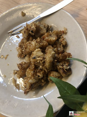 Sò huyết cháy tỏi mà mình ăn lẹ quá không kịp chụp, còn tóp mỡ chấm nước tương ăn cũng cháy lắm