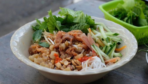 Bún Thịt Xào Góc Ngã Ba Hải Thượng Lãn Ông - Yersin