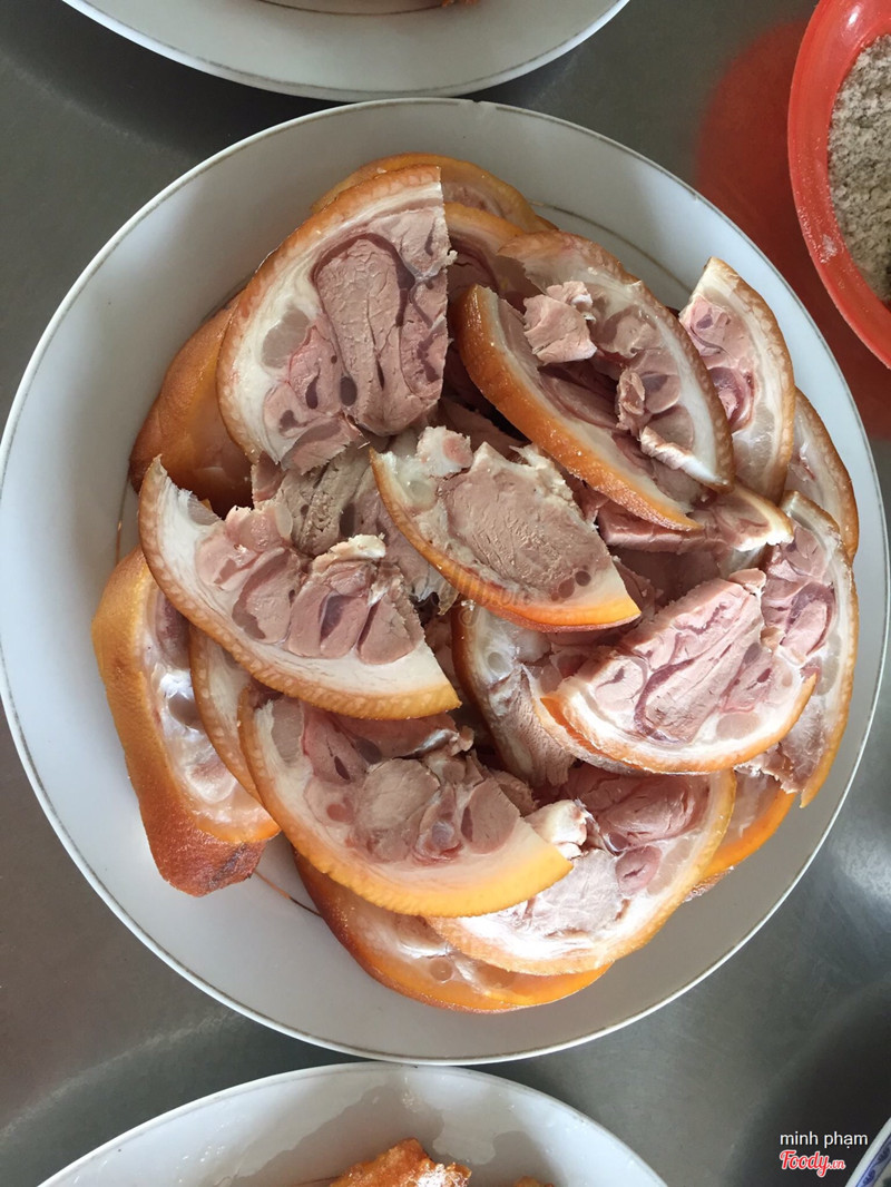 Đây là giò heo xông khói mình mua về, thik để cả cái hoặc nhờ chủ quán chặt ra luôn cũng đc, có thịt và xương luôn. Quán nhận đặt cả nem thính ngon bá cháy. 