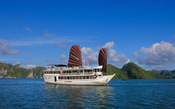 Halong Bai Tho Junks - Hòn Gai