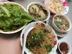 Chưa bao giờ bình luận nhưng đây là quán mì theo mình là ngon nhất thành phố về mì tàu. Ai k quen ăn thanh hoặc lần đầu ăn thì sẽ cảm thấy nhạt nhẽo vì quán cho rất ít gia vị vào nước lèo. Nước lèo là ngọt từ xương và nguyên liệu siêu tươi. Cọng mì dai siêu ngon, đồ ăn tươi, nước lèo ngon tuyệt k tìm được quán cảm nhận được như ở đây. Nói chung là mình rất ghiền ăn ở đây. Giá có cao nhưng xứng với chất lượng