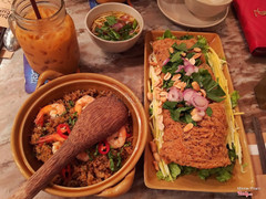 Gỏi xoài cá trê - cơm chiên thái