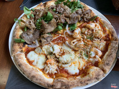 Pizza half: nửa hải sản + nửa bò dầu giấm ngon (vote cho bò)