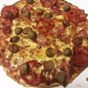 Pizza Domino! Ăn hôm cửa hàng sale 50% tất cả các loại bánh! Hôm đấy hết đế bánh dày nên mình bảo cho đế mỏng cũng đc + extra 10k phomai...đến lúc ăn thì mình là người ăn mặn r còn thấy cắn miếng nào mặn chát miếng đấy 😥 phomai cũng ko thơm, nchung là k có gì đặc sắc 😢