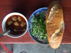 Bánh mì xíu mại Cô Hà