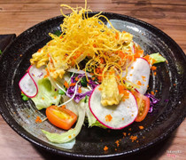 Salad da cá hồi chiên giòn. Phần này 49k