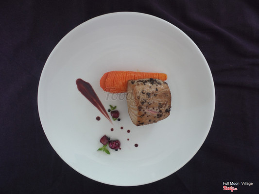 Cá ngừ uoeps hạt tiêu với sốt rượu vang đỏ