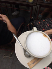 ly capuchino như ly xà bông, thái độ mất dạy của quản lý,  đi đông nói xếp bàn thì bảo đông quá tự tách bàn đi nó không sắp. Gọi cafe phin thì kêu cafe phin lâu nên bắt khách uống cafe pha sẵn. WTF ???? 