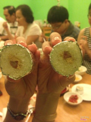 Xôi cuộn trong giấy bạc. Ăn kèm chả cốm khá ngon.