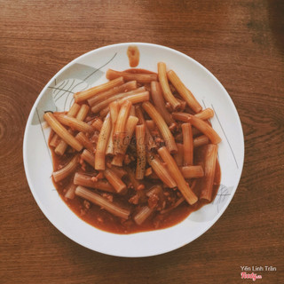 Nui bò băm sốt cà chua