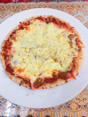 Đây là pizza tự chọn nhé (vì mình vốn kĩ tính nên không phải topping nào mình cũng ăn), gồm: xúc xích xông khói, cá ngừ, thịt bò Kebab (chính hiệu hương vị châu Âu đấy ạ vì mình từng ăn ở châu Âu rồi), phô mai,... Cái này size M, đủ cho 2 người ăn no nhé, còn ăn ít thì 3 người ăn 1 cái.