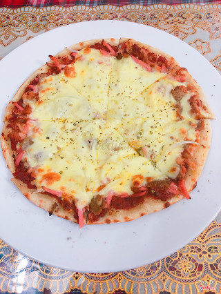 Đây là pizza tự chọn nhé (vì mình vốn kĩ tính nên không phải topping nào mình cũng ăn), gồm: xúc xích xông khói, cá ngừ, thịt bò Kebab (chính hiệu hương vị châu Âu đấy ạ vì mình từng ăn ở châu Âu rồi), phô mai,... Cái này size M, đủ cho 2 người ăn no nhé, còn ăn ít thì 3 người ăn 1 cái.