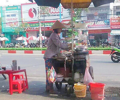 Bánh mì - Bún thịt nướng Huyền-Thiện có kinh nghiệm 3 đời và bán hơn 20 năm trong lòng thành phố biển Vũng Tàu. Sở dĩ quán có tên Huyền-Thiện là do 2 vợ chồng cô chú đều bán Bún thịt nướng.  Cô thường đứng tại chỗ bán (334 Lê Hồng Phong), chú bán tại cây xăng Ngã Năm cách chỗ cô 300m (kế bên Thế giới di động) 100% đồ ăn từ bì, nem lụi, xiên nướng,... đều làm và chế biến tại nhà. Đồ ăn ở đây rất rẻ phù hợp với học sinh - nhân viên văn phòng những người bị hạn chế về thời gian để vào quán dùng bữa sáng. Thường thì phục vụ mang đi nhưng nếu các bạn muốn ăn tại chỗ thì ở cô và chú đều có ghế ngồi nhé. Giá cả:  - Bánh mì: 15k - Bún thịt nướng: 20k - Nem lụi: 3k/cây Cô chú thường thì bán xong là về nhưng tầm 10h30 là cô đã bán hết. Chú bán nhiều hơn cô tầm 11h30 là hết. Nếu có dịp các bạn nhớ ghé dùng thử và đừng quên check in cho ad nha <3  