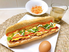 Bánh mì pate trứng chả