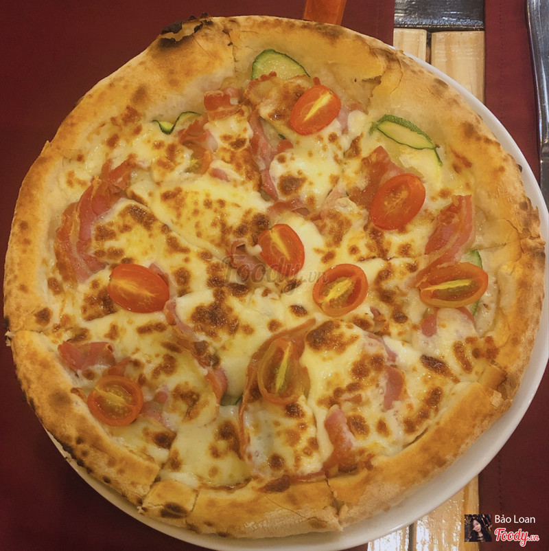 Pizza gì mình quên rồi nhưng mà có zuccini bí ngòi xắt lát mỏng bên dưới, giòn giòn ngọt ngọt, ăn kèm với thịt ham, phô mai beo béo và cà chua rất là hợp luôn nha