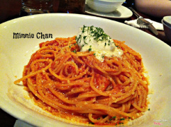 Tên món: Tomato Spaghetti with house-made Mascarpone.

Mô tả: 

Với Sốt cà chua, phô mai mascarpone tự sản xuất.
Giá: 140.000 VND