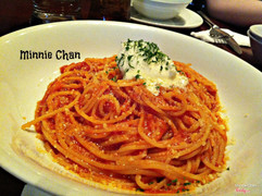 Tên món: Tomato Spaghetti with house-made Mascarpone.

Mô tả: 

Với Sốt cà chua, phô mai mascarpone tự sản xuất.
Giá: 140.000 VND