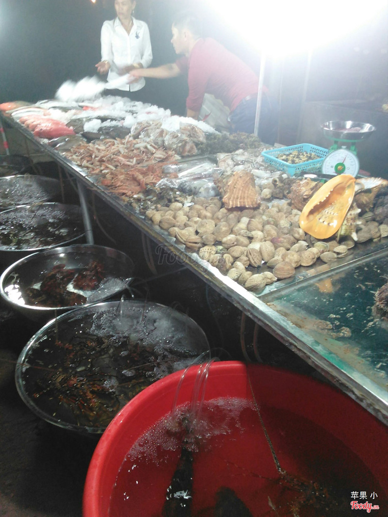 Bàn hải sản tự chọn