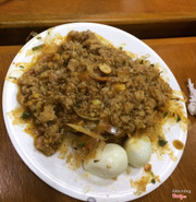 Bánh tráng sốt thịt ở đây khá ngon vừa miệng, khó một cái ăn khó gỡ hihi. Nước sốt thịt đậm đà, bánh tráng mềm nữa, giá cũng chỉ 15k/ đĩa. 