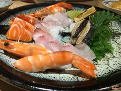 Sashimi tổng hợp 350k, có tôm, cá thu cá gáy, cá hồi... 2 loại cá nữa mà quên.