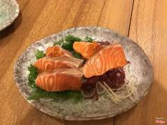 Sashimi cá hồi. Có kèm trứng cá bên trên