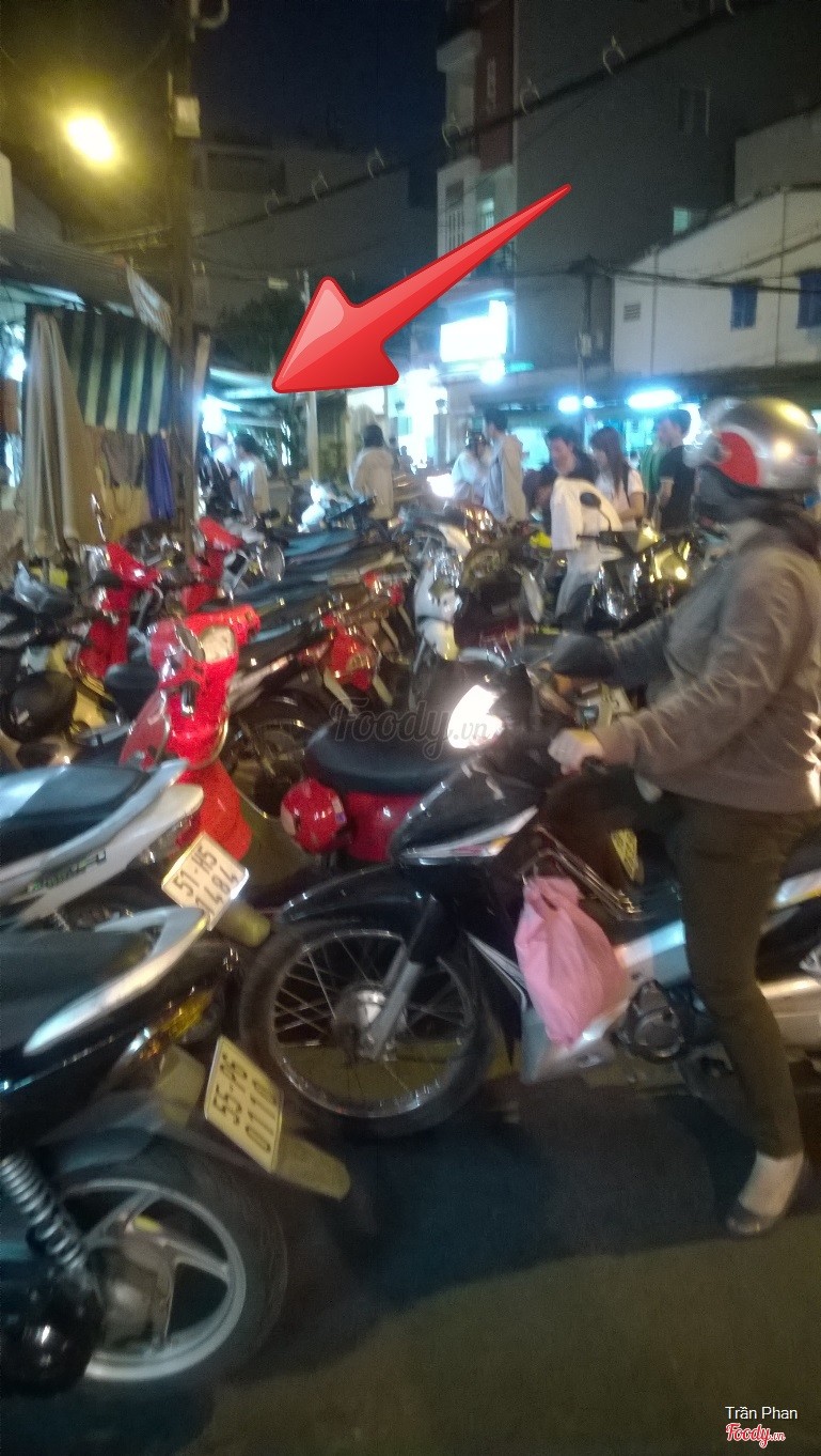 Lò bánh mì kế bãi xe lấn đường