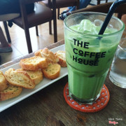 Rất thích vị macha latte của quán. Cả bánh mì mơ tỏi cũng ngon 😁