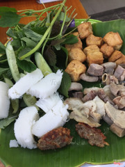 Luc trươc thik ăn quan nay . Nhug về sau nay ko dám ghé . Nhan viên chag quan tam khach nói gì .. đồ ăn thì như bị cũ . That vọng toan tap