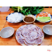 thịt chân giò luộc cuốn bánh tráng