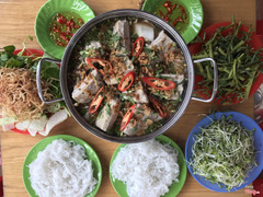 Voi huong vi tu me tuoi, them nhung lat cá đuối tuoi dc hấp len vừa tới dc dat len lẩu that la hap dan