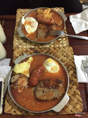 2 suất bánh mỳ kèm xúc xích, k nhớ chính xác mà dưới 100K.