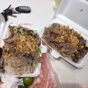 Bún ngan trộn cực ngon phục vụ nhiệt tình nhưng không gian trật quá 😕