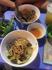 Quán nhỏ mà rất đông khách. Đến đúng lúc hết bàn là phải về như chơi. Định ăn bún trộn nhưng bị làm nhầm nên đành ăn tạm miến trộn. 1 bát khá là đầy đặn. Ăn đủ no. Làm đồ cũng nhanh. thấy foody khen ngon lắm nên đi ăn thử. Bản thân thì thấy ăn cũng đc chứ k đến nỗi đặc sắc như quảng cáo nên hơi thất vọng :(