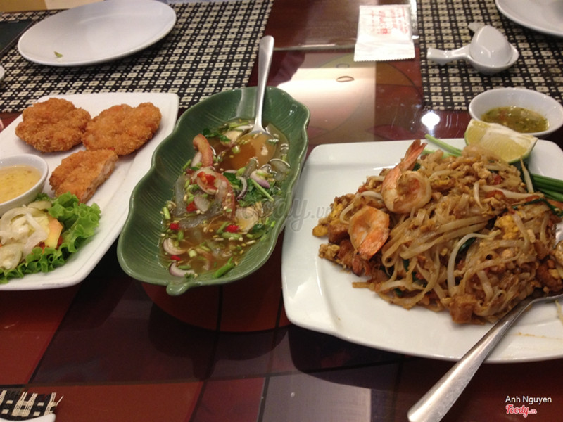 Chả cua, gỏi sứa, hủ tiếu xào