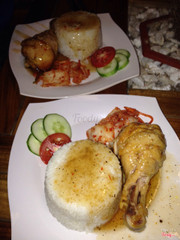 Cơm gà dốc sinh viên trên quán mì Busan 1 chút. Cơm gà sốt cay cực ngon với miếng đùi gà chắc, không bị bở. Kim chi tẩm ướp rất ngon, cay đúng điệu. Sốt thì siêu ngon ăn với cơm thích mê. Giá: 25k/ đĩa.
