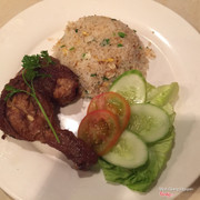 Cơm chiên tỏi và đùi gà rô ti