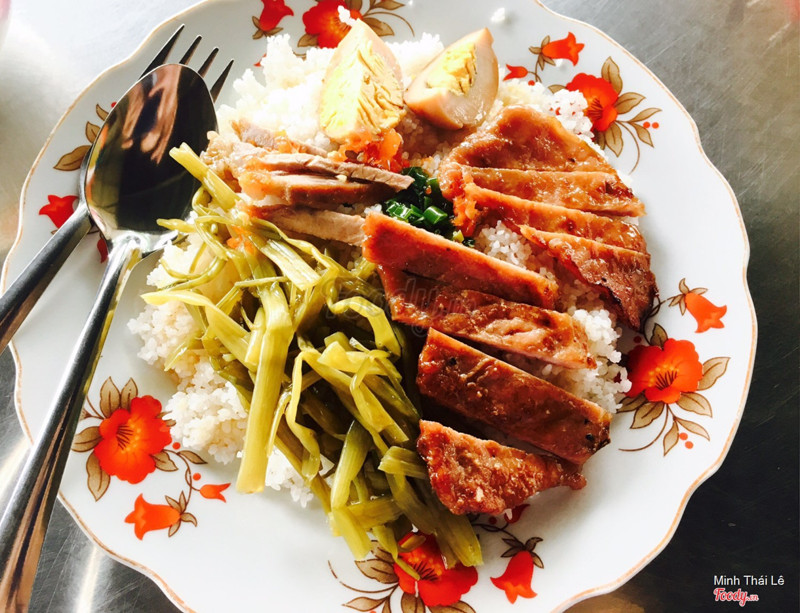 Chỉ có 15,000 mà nguyên miếng sườn vs nửa cái trứng, vài miếng thịt kho 