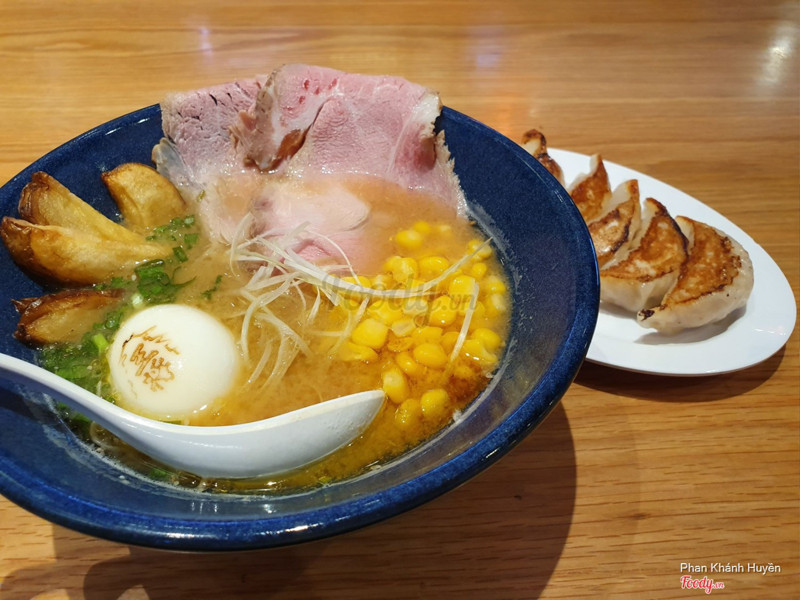 Red miso ramen và Gyoza nướng