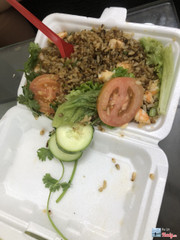 Quán làm ăn thất đức quá, chiên cơm cháy vầy mà cũng giao cho người ta cho được, nhận hợp cơm xong muốn chạy tới quán nhận dô họng nó bắt ăn ghê, tao thấy hộp cơm mà tao tức muốn nhảy lầu luôn á, 