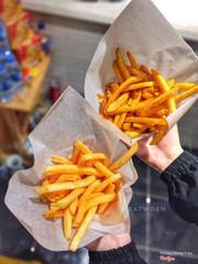 ✔️OHH!POTATO - 52 NGUYỄN ĐỨC CẢNH. 💸: 25k - 50k / 1 người. . Không giống như khoai tây chiên trong chảo ngập dầu, mà khoai tây ở đây được bỏ lò, giòn tan, không quá khô. Hơn nữa còn kết hợp 6 vị khác nhau: vị phô mai, hành kem, thịt nướng, thịt nướng ớt cay, vị chanh thái lan, xá xíu trung hoa. Khoai tây được lắc cùng các vị rất đều tay. Vị nào vị ấy cũng thơm nức mũi. Có 3 size s,m,l với giá lần lượt là: 25k, 35k, 50k. Nhưng m thấy size bé 1 người ăn cũng đủ no. . Vị xá xíu có phần hơi mặn nhưng ăn cùng khoai tây lại có chút ngọt. . Vị phô mai dậy hẳn mùi bột phô mai. M thấy đây là vị được thích nhất. Ăn thêm cùng sốt cheese thêm 10k nữa chắc sẽ tuyệt hơn. . Vị chanh thái lan có vị mặn và chua.