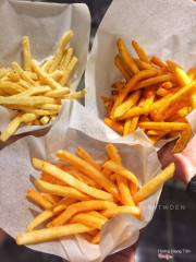 ✔️OHH!POTATO - 52 NGUYỄN ĐỨC CẢNH. 💸: 25k - 50k / 1 người. . Không giống như khoai tây chiên trong chảo ngập dầu, mà khoai tây ở đây được bỏ lò, giòn tan, không quá khô. Hơn nữa còn kết hợp 6 vị khác nhau: vị phô mai, hành kem, thịt nướng, thịt nướng ớt cay, vị chanh thái lan, xá xíu trung hoa. Khoai tây được lắc cùng các vị rất đều tay. Vị nào vị ấy cũng thơm nức mũi. Có 3 size s,m,l với giá lần lượt là: 25k, 35k, 50k. Nhưng m thấy size bé 1 người ăn cũng đủ no. . Vị xá xíu có phần hơi mặn nhưng ăn cùng khoai tây lại có chút ngọt. . Vị phô mai dậy hẳn mùi bột phô mai. M thấy đây là vị được thích nhất. Ăn thêm cùng sốt cheese thêm 10k nữa chắc sẽ tuyệt hơn. . Vị chanh thái lan có vị mặn và chua.