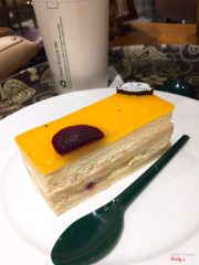 Layer red fruit cake 49k, siêu dở