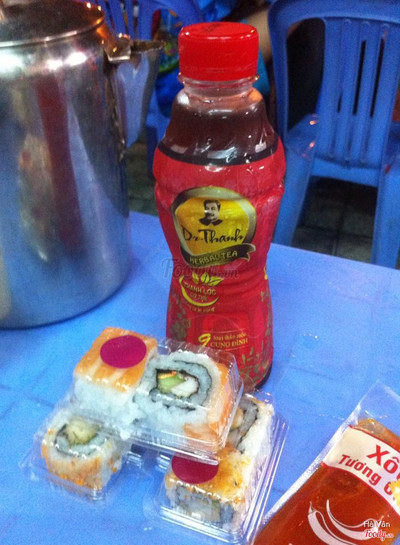 sushi cá hồi và sushi cá basa chiên #drthanhmonquasuckhoe