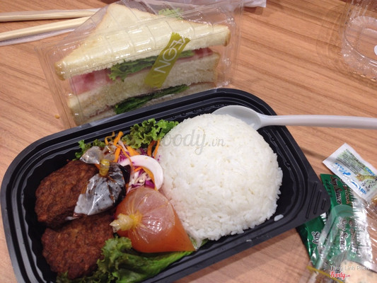 Thức ăn làm sẵn như thế này đến khoảng 7h30-8h tối là đc giảm giá 30%-50%. rất rẻ ;) 