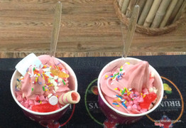 ice cream strawberry and toppings