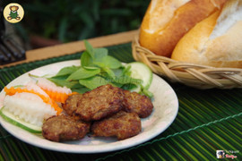 B&#225;nh m&#236; b&#242; nướng 
25 000đ/phần (3 miếng b&#242;, rau ăn k&#232;m, 1 ổ b&#225;nh m&#236;)