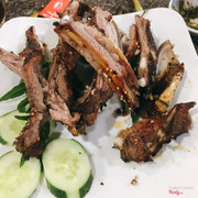 Sườn dê nướng.